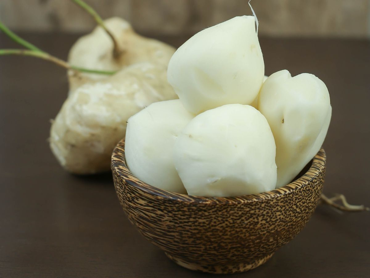 Bowl of peeled jicamas on a table.