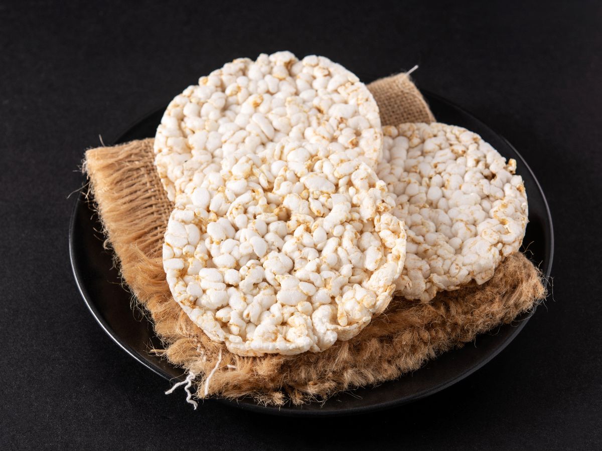 Three rice cakes on a black plate.